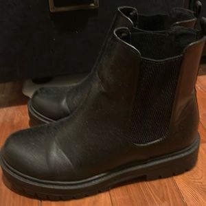 Black Chelsea boot with low heel